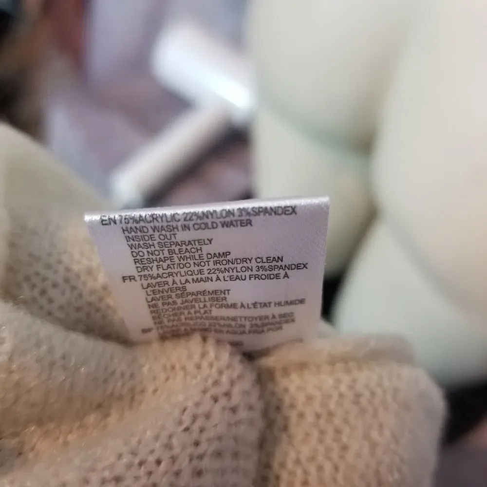 ‎RDI Cream V-Neck Sweater Size Medium